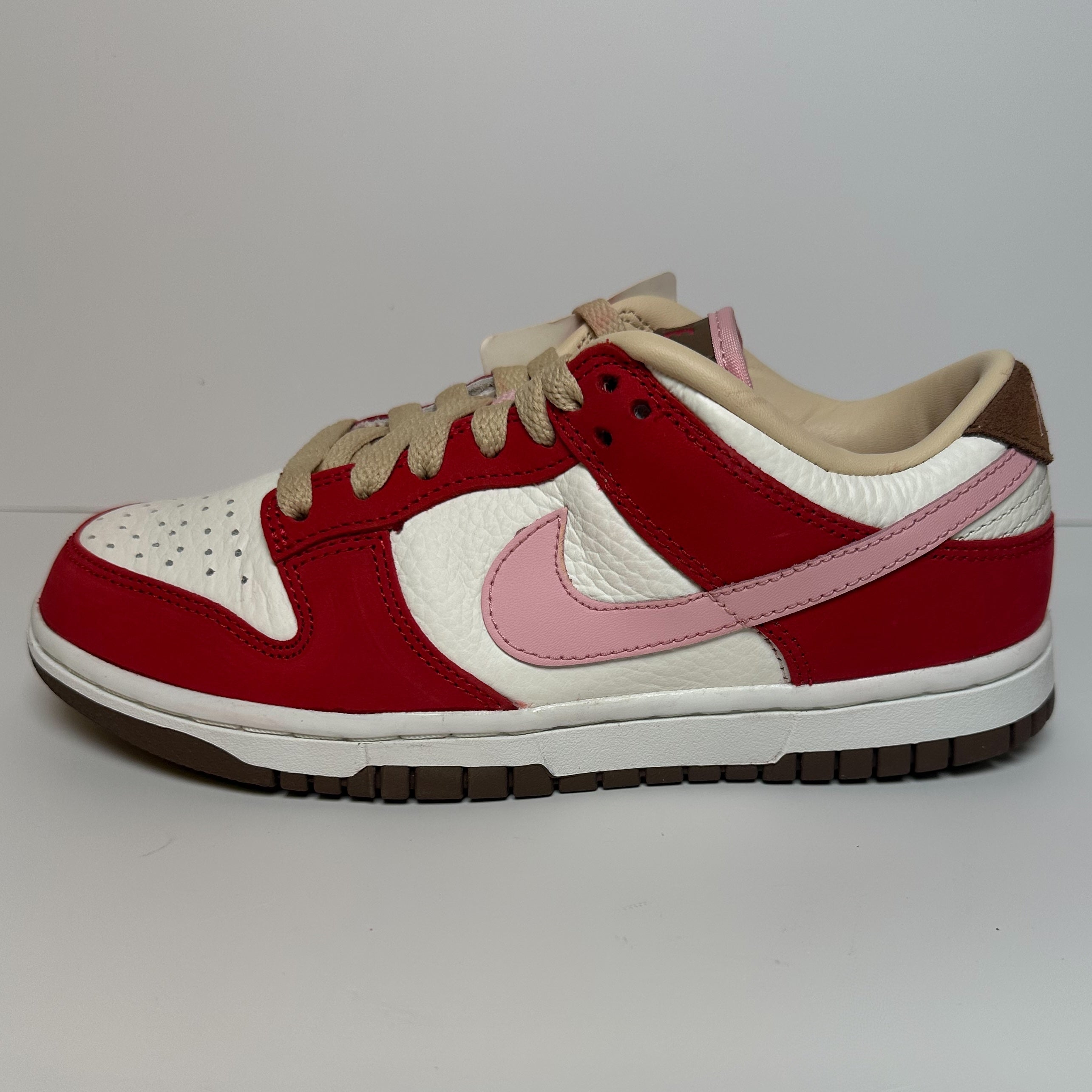 ☆韓国の人気☆【NIKE】☆DUNK LOW PRM WMNS BACON(W)☆22-29cm Nike Dunk Low PRM Bacon (Women's) - FB7910-600 - US